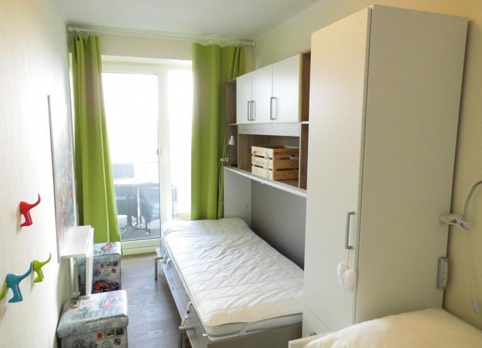 Schlafzimmer mit Einzelbett und Einzelschrankbett